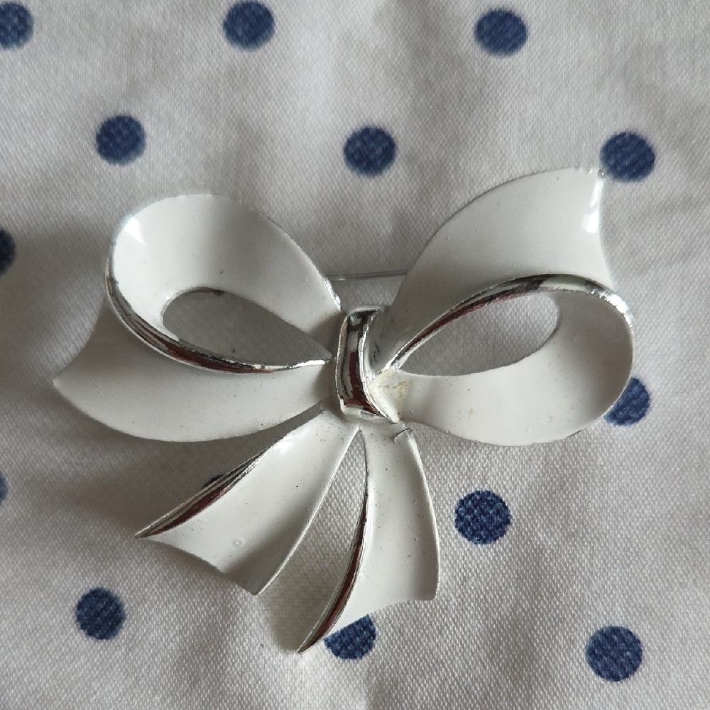Vintage Whitw And Silver Bow Pin.